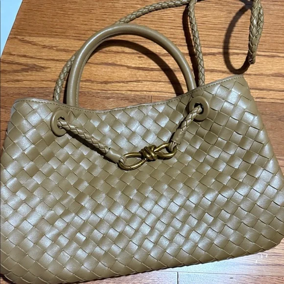 Elegant Tan Woven Handbag - Picture 1 of 9